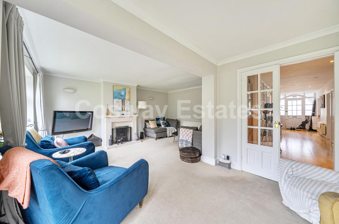 5 bed property in Daws Lane, Mill Hill, NW7, London